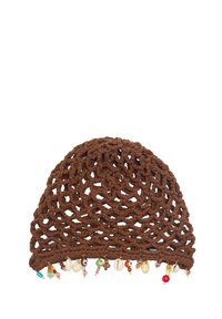 Brązowa czapka szydełkowa z otwartym splotem i teksturowanym wykończeniem. Obszyta dekoracyjnymi koralikami i muszlami w różnych kolorach.