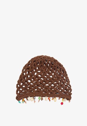 Brązowa czapka szydełkowa z otwartym splotem i teksturowanym wykończeniem. Obszyta dekoracyjnymi koralikami i muszlami w różnych kolorach.