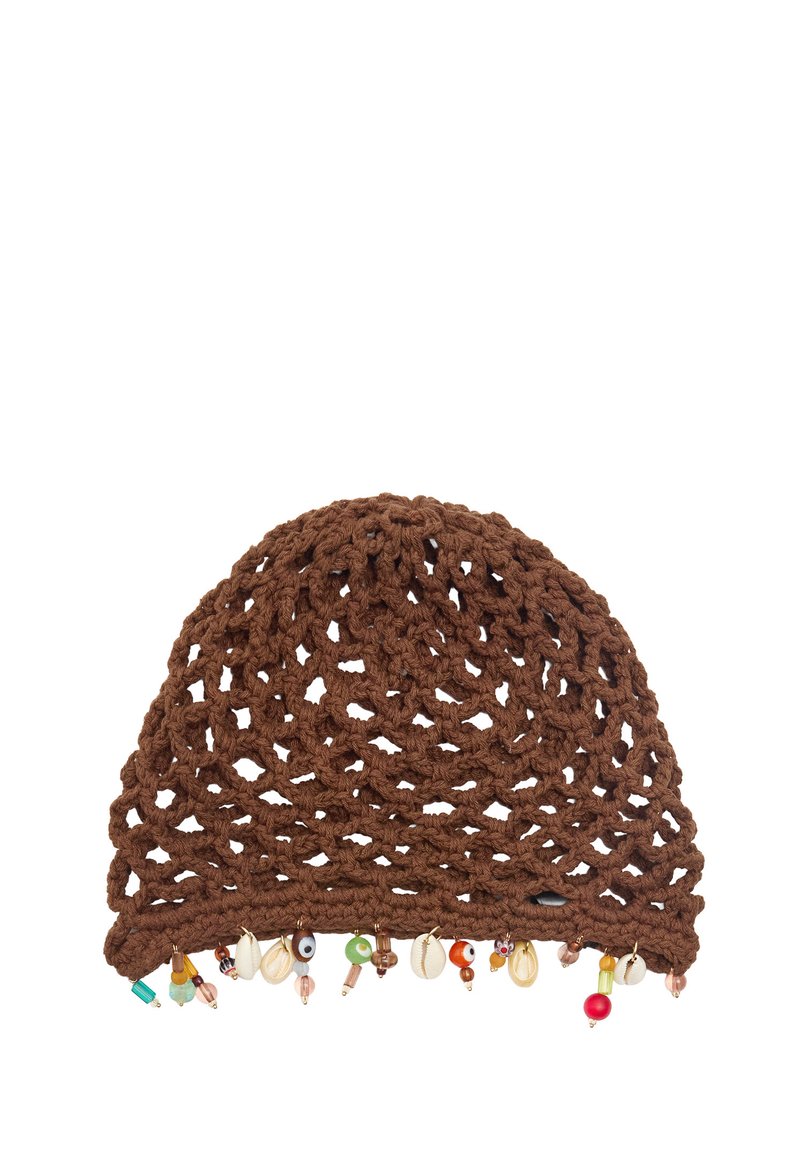 Brązowa czapka szydełkowa z otwartym splotem i teksturowanym wykończeniem. Obszyta dekoracyjnymi koralikami i muszlami w różnych kolorach.