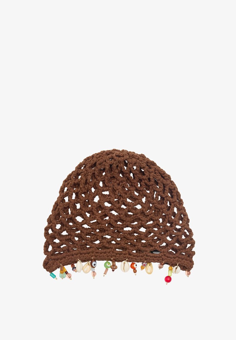 Brązowa czapka szydełkowa z otwartym splotem i teksturowanym wykończeniem. Obszyta dekoracyjnymi koralikami i muszlami w różnych kolorach.