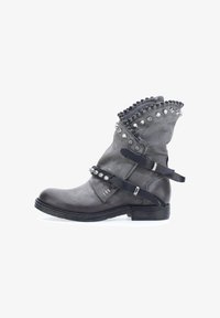 Seleccionado, smoky gray