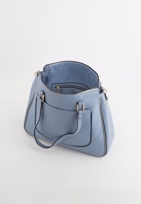 Sininen nahkalaukku, jossa on teksturoitu pinta, vetoketjulla suljettava, kaksoiskahvat ja etutasku. Sisäpuolella on kankainen vuori ja vetoketjullinen tasku.