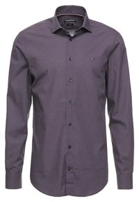 Langärmliges, knöpfbares Hemd aus lila Stoff mit einem geometrischen Muster, kontrastierendem Kragen und einem markenprägenden Logoakzent auf der Brust.