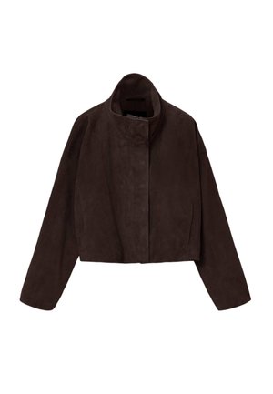 Bruine cropped jas gemaakt van suède met een hoge kraag en lange, losse mouwen. Heeft een centrale sluiting en een gladde textuur.