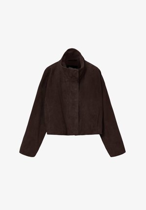 Giacca corta marrone in camoscio con collo alto e maniche lunghe e larghe. Presenta una chiusura centrale e una texture liscia.