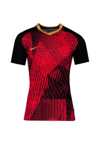Rood en zwart sporttrui met korte mouwen en een geometrisch patroon, met een gouden halslijn en een klein logo op de borst.