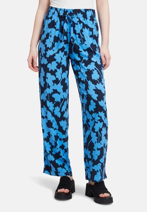Blaue, floral gemusterte, leichte Hosen mit einem elastischen Bund und Kordelzug. Lockere Passform, gerade Beinform, kombiniert mit Plateausandalen.