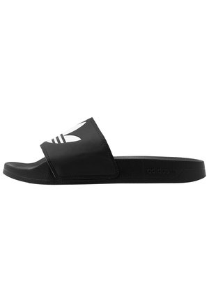 Sort Adidas slidesandal med bred rem, der har et hvidt trefoil-logo, tekstureret fodseng og lavprofilssål.