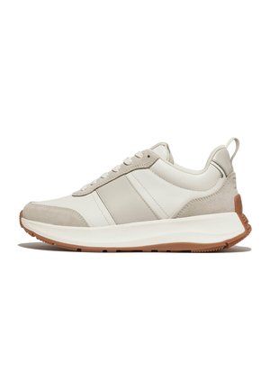 Lichtbeige en witte sneaker met suède accenten, veterfront, dikke witte tussenzool en bruine rubberen buitenzool, zijaanzicht op witte achtergrond.