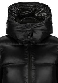 Czarna kurtka puchowa z błyszczącym wykończeniem, wysokim kołnierzem zapinanym na guziki i zamkiem błyskawicznym z przodu. Materiał wydaje się lekki i ocieplony.