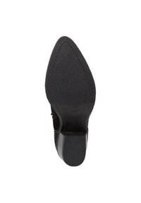 Scarpa nera con tacco alto, dotata di suola in gomma texturizzata, punta affusolata e lati eleganti con una leggera lucentezza. La parte inferiore mostra i dettagli del motivo di grip.