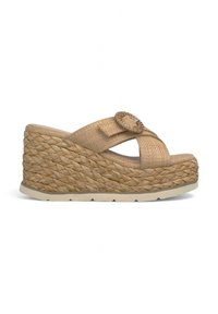 Sandalo con zeppa, superiore in paglia intrecciata e dettaglio circolare. Presenta un colore beige naturale e una suola in stile espadrilla texturizzata.