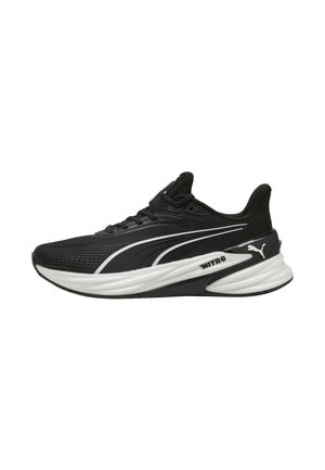 Zwart-witte Puma hardloopschoen met mesh bovenwerk, dikke gevoerde zool met label "NITRO," en Puma-logo op hiel en zijkant.