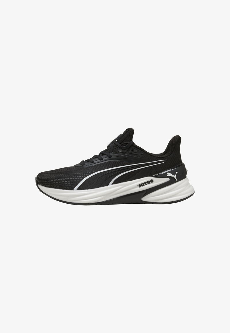 Μαύρο-άσπρο παπούτσι για τρέξιμο Puma με πλέγμα στην επιφάνεια, χοντρή μαλακή σόλα με ετικέτα "NITRO," και λογότυπο Puma στη φτέρνα και στο πλάι.