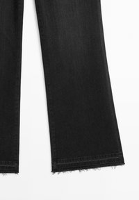 Pantaloni larghi in denim nero con orlo sfilacciato, caratterizzati da una texture liscia e un design classico. Senza hardware visibile o dettagli aggiuntivi.
