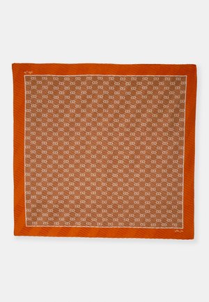 Foulard di seta marrone con motivo, bordato di un vivace arancione, caratterizzato da un design a logo ripetuto in modo sottile e bordi testurizzati.