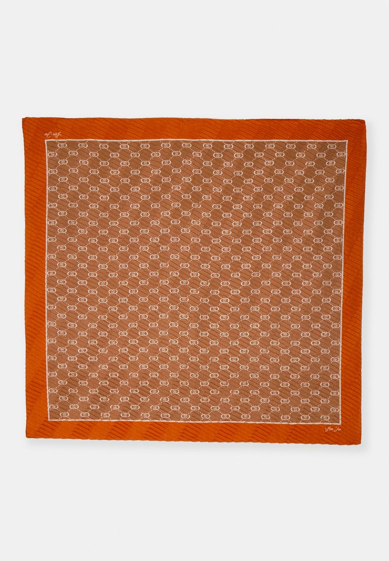 Foulard en soie marron à motif avec une bordure orange vif, présentant un subtil design de logo répété et des bords texturés.