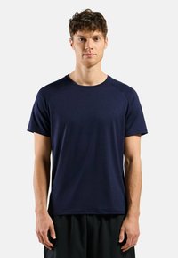 Marineblauwe sportshirt met korte mouwen en ronde hals, met een gladde textuur en raglanmouwen voor meer bewegingsvrijheid.