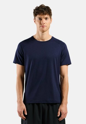T-shirt de sport à manches courtes bleu marine avec un col rond, présentant une texture lisse et des manches raglan pour une plus grande liberté de mouvement.