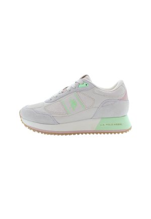 Zapatillas gris claro con parte superior de malla y ante, con detalles en verde, lados texturizados y suela de goma con un borde rosa.