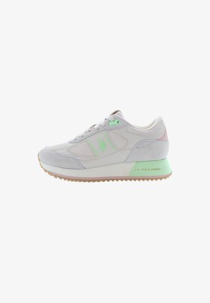 Zapatillas gris claro con parte superior de malla y ante, con detalles en verde, lados texturizados y suela de goma con un borde rosa.