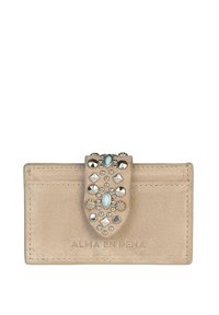 Cartera de cuero beige con superficie texturizada, que presenta una correa decorativa adornada con tachuelas metálicas y una piedra aqua en el centro.