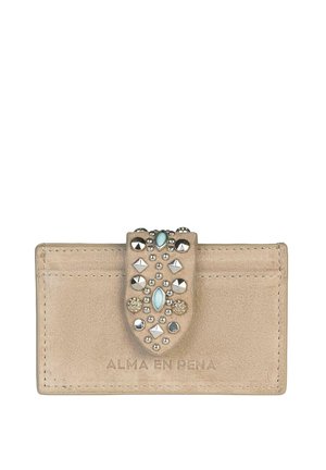 Cartera de cuero beige con superficie texturizada, que presenta una correa decorativa adornada con tachuelas metálicas y una piedra aqua en el centro.