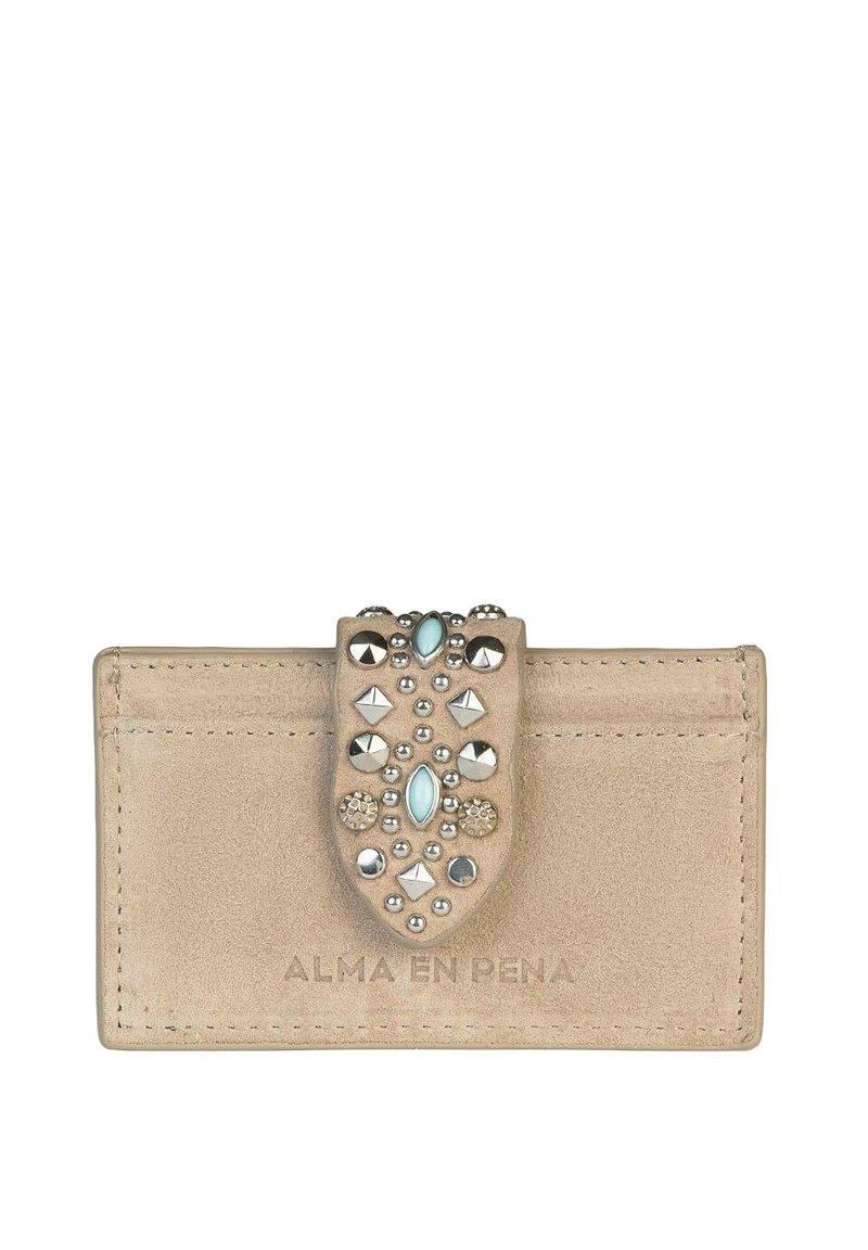 Cartera de cuero beige con superficie texturizada, que presenta una correa decorativa adornada con tachuelas metálicas y una piedra aqua en el centro.