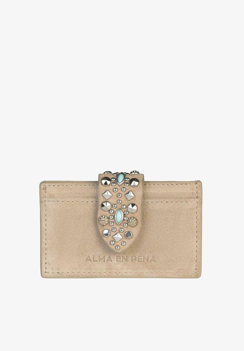 Cartera de cuero beige con superficie texturizada, que presenta una correa decorativa adornada con tachuelas metálicas y una piedra aqua en el centro.