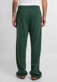 PROHIBITED CAMDEN - Pantalones deportivos - green