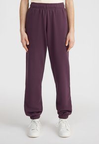 Paarse joggingsbroek met een elastische tailleband en manchetten, met een eenvoudig ontwerp en een zachte textuur. Accented met een klein logo-detail.