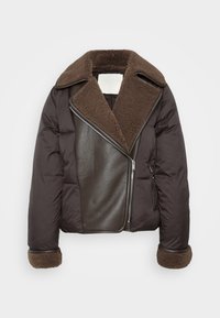 Brun bomberjakke med en shearling-krage, som har et lærpanel og glidelås lukking, samt pelsforede mansjetter for ekstra varme.