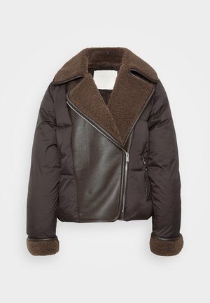 Chaqueta bomber marrón con cuello de borreguito, presenta un panel de cuero y cierre de cremallera, y puños forrados de piel para mayor calidez.