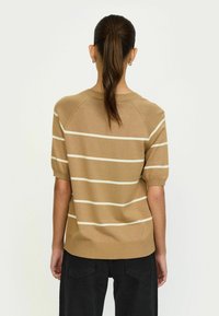 Suéter marrón a rayas con líneas horizontales blancas, de mangas cortas y con un cuello acanalado. El material parece ligero y texturizado.