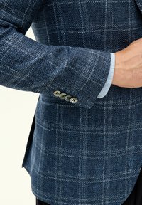 Blauer Karoblazer aus einem strukturierten Stoff, mit vier Knöpfen an den Bündchen und einer kontrastierenden hellblauen Futter.