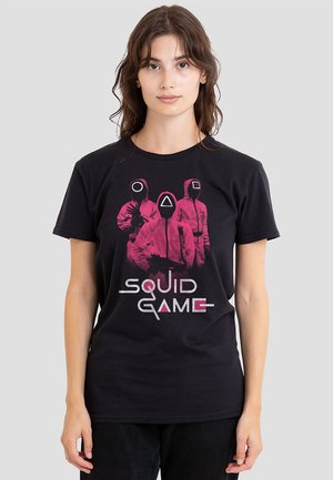 SQUID GAME GUARDS AT THE READY - Print T-shirt - black
