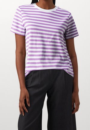 Light purple and white striped t-shirt with a crew neckline and short sleeves, made of soft fabric. Paired with dark wide-leg pants.