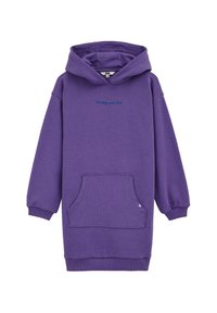 Fialová mikinová šaty, mäkká tkanina, oversized strih, veľká predná vrecko, rebrované manžety, vyšívaný text "Mladý a voľný" v tmavozelenej farbe.