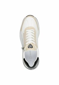 El zapato cuenta con una parte superior de cuero blanco, acentos de gamuza beige, suela negra y un logo en forma de corazón. El cierre incluye cordones y cremallera lateral.