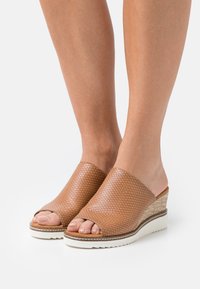 bugatti ESRA EVO - Heeled mules - cognac