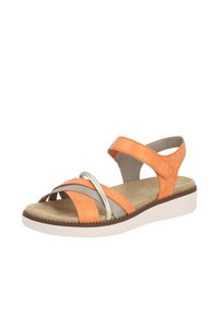 Sandale en cuir orange et gris avec des brides croisées, un accent métallique, une semelle intérieure rembourrée et une semelle en caoutchouc blanche.