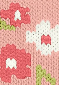 Strickstoff mit großen Blumendrucken in Rot, Weiß und Grün auf einem sanften rosafarbenen Hintergrund. Strukturiertes, mehrfarbiges Garnmuster.
