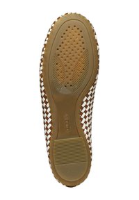 Suela de zapato tejida en marrón y blanco con una superficie de goma texturizada, que presenta pequeñas perforaciones circulares para la transpirabilidad y detalles de agarre.