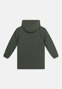 Tume roheline veekindel jakk, kapuutsiga, pikkade käistega ja elastsete mansettidega. Sile tekstuur ja minimalistik disain ilma nähtava riistvarata.