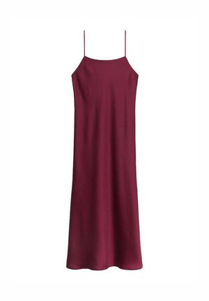 Vestido de seda burdeos con tirantes finos tipo espagueti, hecho de una tela suave. Diseño simple, hasta la rodilla, sin patrones ni adornos.