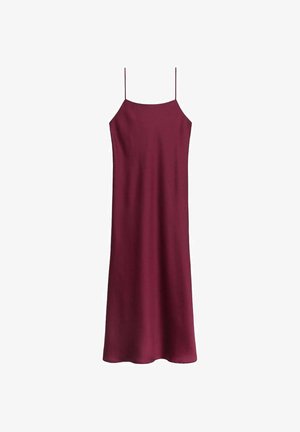 Rochie slip bordo cu bretele subțiri, fabricată dintr-un material neted. Design simplu, până la genunchi, fără modele sau ornamente.