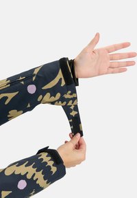 Wasserabweisender Jackenärmel in Marineblau mit abstrakten goldenen und rosa Mustern. Enthält verstellbaren Klettverschluss und eine sichere Reißverschlusstasche.