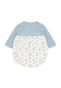 Romper de manga larga en azul claro con parte superior de punto y cierre de botones, que presenta una sección inferior con un patrón de árboles en tonos beige y azul suave.