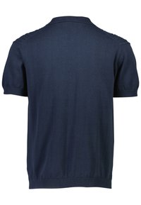 Granatowy sweter z krótkim rękawem i kołnierzykiem polo, z prążkowanym dołem i fakturą na ramionach. Wykonany z gładkiego dzianinowego materiału.