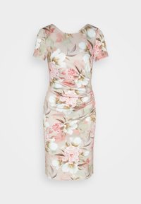 Dopasowana sukienka do kolan z krótkim rękawem, beżowe tło oraz duży różowo-biały wzór kwiatowy z zielonymi i brązowymi liśćmi.